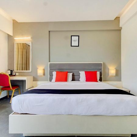 Capital O 77219 Hotel Dwarwata 达尔瓦德 外观 照片