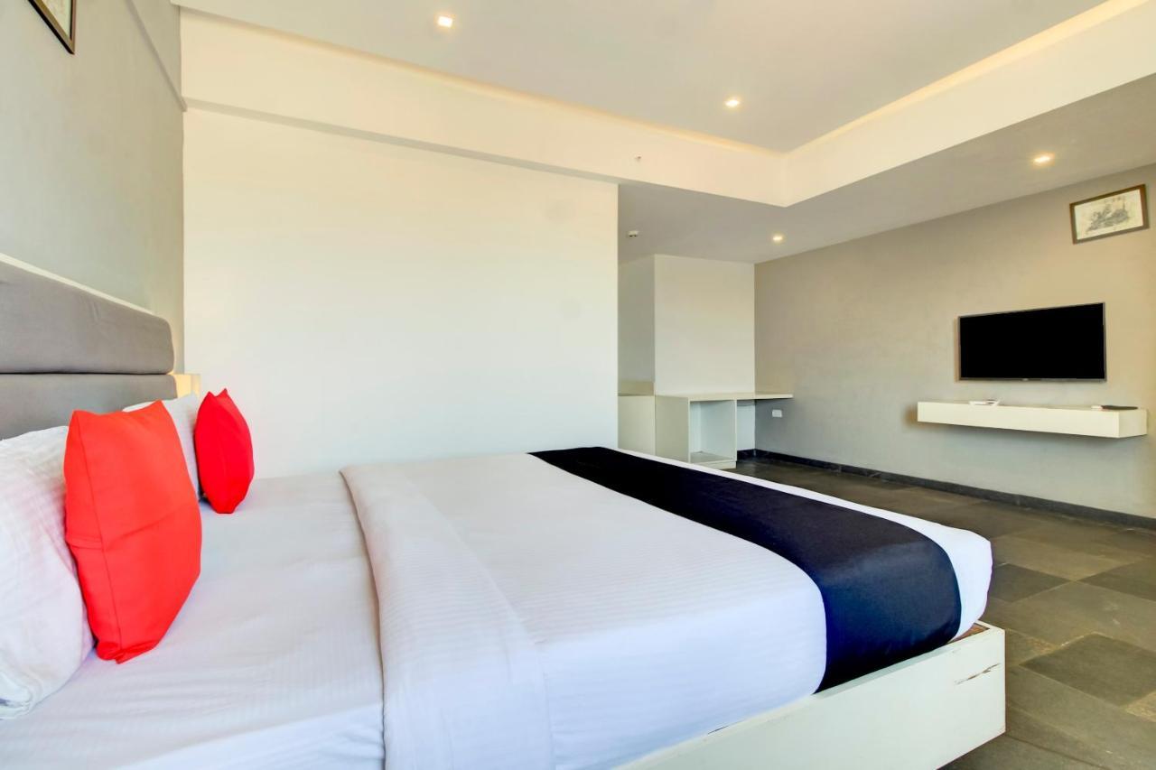 Capital O 77219 Hotel Dwarwata 达尔瓦德 外观 照片