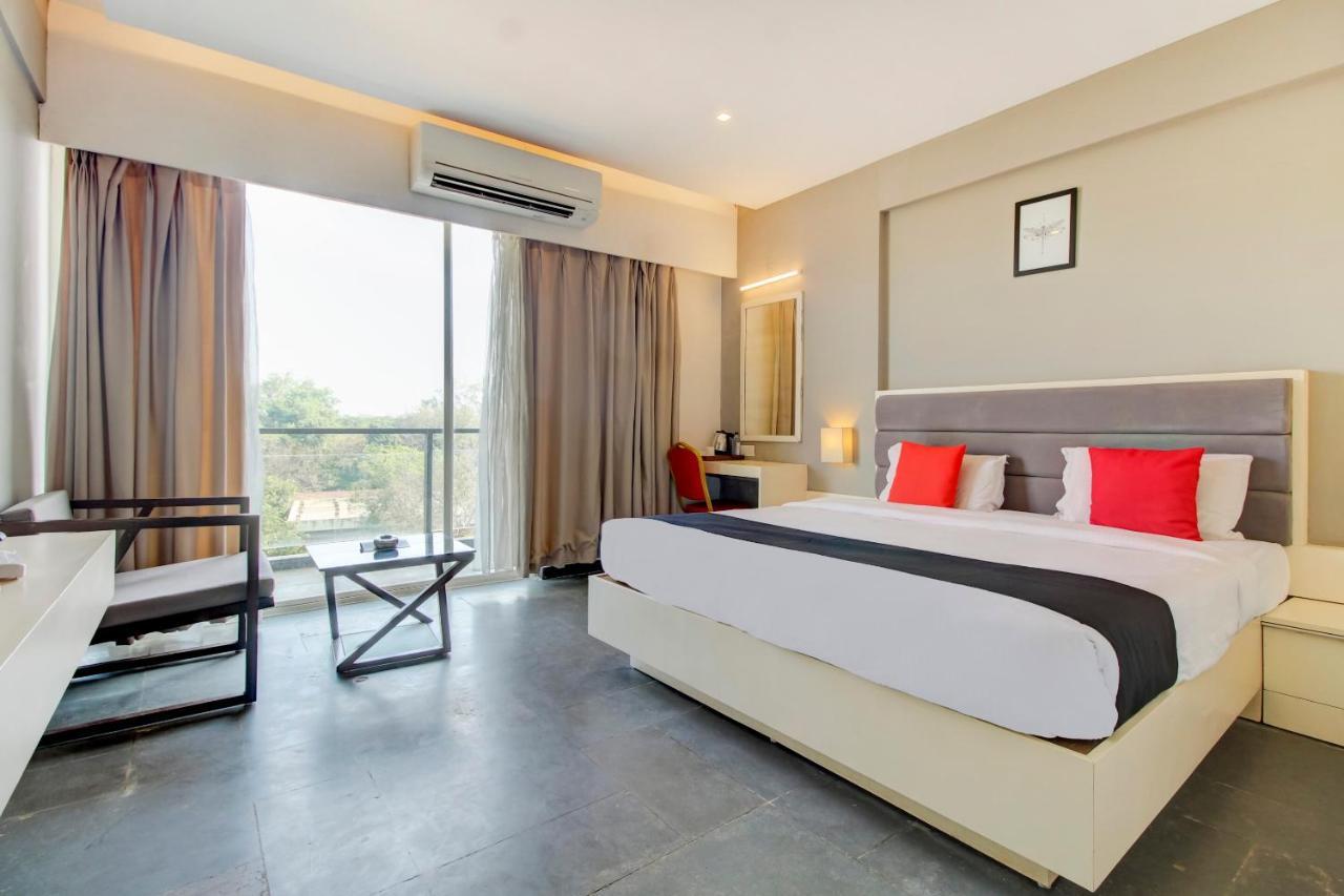 Capital O 77219 Hotel Dwarwata 达尔瓦德 外观 照片